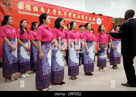 (180512) -- MAPUTO, 12. Mai 2018 -- chinesische Lehrer in mosambikanischen Kostümen singen lokale Volkslieder während einer Feier zum 5. Jahrestag des Konfuzius-Instituts an der Eduardo Mondlane Universität in Maputo, Mosambik, am 20. November 2017. Da die Beziehungen zwischen China und Mosambik aufgrund der traditionellen Freundschaft weiter aufheizen, nimmt die Kommunikation zwischen den Menschen der beiden Länder im kulturellen Bereich von Tag zu Tag zu. Immer mehr Mosambikaner haben ihr Verständnis von China und der traditionellen und modernen chinesischen Kultur vertieft. ) (DTF) MOSAMBIK-CHINA-CU Stockfoto