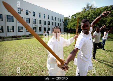 (180512) -- MAPUTO, 12. Mai 2018 -- Studenten lernen Chinesisch Kung Fu an der Eduardo Mondlane Universität in Maputo, Mosambik, am 11. Mai 2018. Da die Beziehungen zwischen China und Mosambik aufgrund der traditionellen Freundschaft weiter aufheizen, nimmt die Kommunikation zwischen den Menschen der beiden Länder im kulturellen Bereich von Tag zu Tag zu. Immer mehr Mosambikaner haben ihr Verständnis von China und der traditionellen und modernen chinesischen Kultur vertieft. ) (dtf) MOSAMBIK-CHINA-KULTURAUSTAUSCH WangxTeng PUBLICATIONxNOTxINxCHN Stockfoto