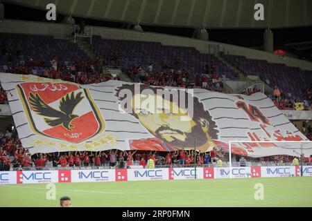 (180512) -- AL AIN, 12. Mai 2018 -- ein riesiger Posten des ägyptischen Al Ahly-Spielers Hossam Ghaly wird von den Fans während des Freundschaftsfußballspiels zwischen Al Ahly und Ajax der Niederlande anlässlich des Ausscheidens von Al Ahly s Hossam Ghaly im Hazza bin Zayed Stadium in Al Ain, Vereinigte Arabische Emirate, aufgehoben. Mai 2018. Ghaly spielte für Al Ahly, Tottenham Hotspur und Feyenoord in seiner Fußballkarriere. (SP)VAE-AL AIN-FOOTBALL-HOSSAM GHALY-RENTE MAHMOUDXKHALED PUBLICATIONXNOTXINXCHN Stockfoto