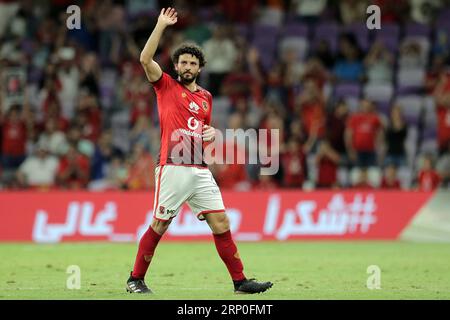 (180512) -- AL AIN, 12. Mai 2018 -- der ägyptische Al Ahly-Spieler Hossam Ghaly zeigt den Zuschauern nach dem Freundschaftsfußballspiel zwischen Al Ahly und Ajax aus den Niederlanden anlässlich des Rücktritts von Hossam Ghaly im Hazza bin Zayed Stadium in Al Ain, Vereinigte Arabische Emirate, am 11. Mai 2018. Ghaly spielte für Al Ahly, Tottenham Hotspur und Feyenoord in seiner Fußballkarriere. (SP)VAE-AL AIN-FOOTBALL-HOSSAM GHALY-RENTE MAHMOUDXKHALED PUBLICATIONXNOTXINXCHN Stockfoto