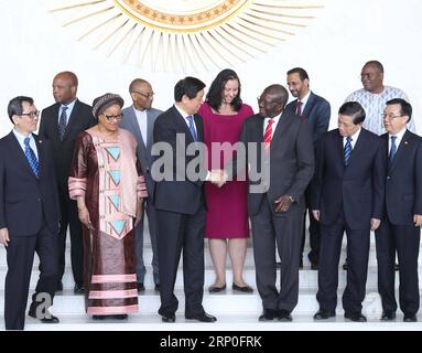 (180512) -- ADDIS ABEBA, 12. Mai 2018 -- Li Zhanshu (3. L, Front), Vorsitzender des Ständigen Ausschusses des Nationalen Volkskongresses Chinas (NPC), trifft sich am 11. Mai 2018 mit Thomas Kwesi Quartey (3. R, Front), stellvertretender Vorsitzender der Kommission der Afrikanischen Union (AU), während seines Besuchs im AU-Hauptquartier in Addis Abeba (Äthiopien). (SXK) ÄTHIOPIEN-ADDIS ABEBA-CHINA-LI ZHANSHU-AU-QUARTEY-MEETING LIUXWEIBING PUBLICATIONXNOTXINXCHN Stockfoto