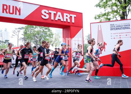 (180513) -- SEOUL, 13. Mai 2018 -- Frauen überqueren die Startlinie des Lotte World Tower International Skyrun 2018 in Seoul, Südkorea, am 13. Mai 2018. Die Läufer rasten am Sonntag den 123-stöckigen, 2.917-stufigen, 555 Meter hohen Wolkenkratzer, Südkoreas höchstes seiner Art, hinauf. ) (SP)SÜDKOREA-SEOUL-SKYRUN WangxJingqiang PUBLICATIONxNOTxINxCHN Stockfoto