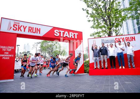 (180513) -- SEOUL, 13. Mai 2018 -- Männer überqueren die Startlinie des Lotte World Tower International Skyrun 2018 in Seoul, Südkorea, am 13. Mai 2018. Die Läufer rasten am Sonntag den 123-stöckigen, 2.917-stufigen, 555 Meter hohen Wolkenkratzer, Südkoreas höchstes seiner Art, hinauf. ) (SP)SÜDKOREA-SEOUL-SKYRUN WangxJingqiang PUBLICATIONxNOTxINxCHN Stockfoto