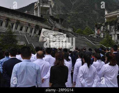 (180513) -- PEKING, 13. Mai 2018 -- Menschen versammeln sich in der Ruine der Xuankou Mittelschule zu einer Gedenkfeier anlässlich des 10. Jahrestages des Wenchuan-Erdbebens in der Stadt Yingxiu im Kreis Wenchuan im Südwesten Chinas, Provinz Sichuan, 12. Mai 2018. ) XINHUA PHOTO WEEKLY CHOICES (CN) LiuxKun PUBLICATIONxNOTxINxCHN Stockfoto