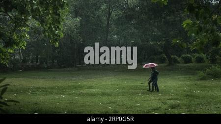 (180513) -- KOLKATA, 13. Mai 2018 -- Menschen laufen am 13. Mai 2018 durch starken Regen in Kalkutta, Indien. Ein plötzlicher Regen erleichtert die Hitze, die die Menschen in Kalkutta getroffen hat. ) (Zxj) INDIA-KOLKATA-RAIN TumpaxMondal PUBLICATIONxNOTxINxCHN Stockfoto