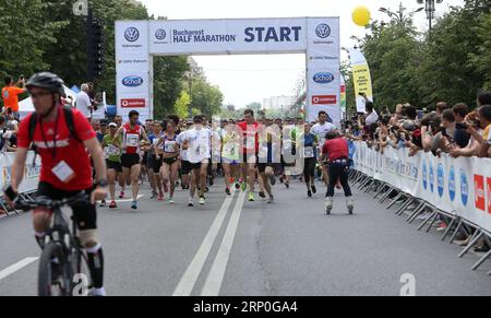 (180514) -- BUKAREST, 14. Mai 2018 -- Teilnehmer nehmen am 13. Mai 2018 an einem beliebten Rennen beim Bukarest Halbmarathon in Bukarest, Rumänien, Teil. ) (SP)RUMÄNIEN-BUKAREST-HALBMARATHON-BELIEBTES RENNEN GABRIELXPETRESCU PUBLICATIONXNOTXINXCHN Stockfoto