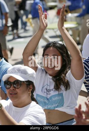 (180514) -- VANCOUVER, 14. Mai 2018 -- Eine Wanderarbeiterin applaudiert, während sie an einem Flashmob-Tanz vor der Vancouver Art Gallery am Muttertag in Vancouver, Kanada, 13. Mai 2018 teilnimmt. Wanderarbeitnehmer in Vancouver, Edmonton und Toronto nahmen am Flash-Mob-Tanz Teil, um das Bewusstsein für ihre Schwierigkeiten bei der Trennung von der Familie von der Arbeit als Pflegepersonal im Ausland zu schärfen und für alle Pflegepersonen und ihre Familien einen ständigen Aufenthalt zu fordern. ) (Zxj) KANADA-VANCOUVER-WANDERARBEITNEHMER-FLASH MOB LiangxSen PUBLICATIONxNOTxINxCHN Stockfoto