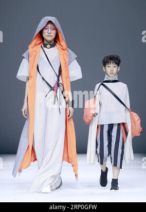 (180514) -- PEKING, 14. Mai 2018 -- Modelle präsentieren Kreationen, die von Absolventen der Chongqing University of Education während der China Graduate Fashion Week in Peking, Hauptstadt Chinas, 14. Mai 2018 entworfen wurden. ) (Ry) CHINA-BEIJING-GRADUATE FASHION WEEK (CN) ChenxJianli PUBLICATIONxNOTxINxCHN Stockfoto