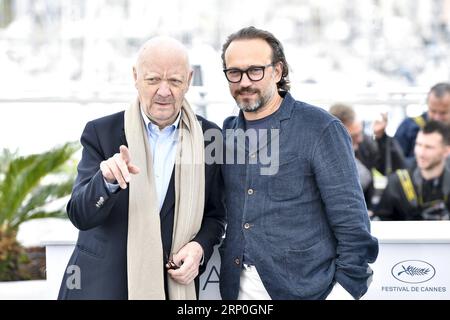 (180514) -- CANNES, 14. Mai 2018 -- Regisseur Jean-Paul Rappeneau (L) und Schauspieler Vincent Perez des französischen Films in der Sondervorführung, Cyrano de Bergerac, posieren während eines Fotocalls der 71. Internationalen Filmfestspiele von Cannes in Cannes, Frankreich am 14. Mai 2018. Das 71. Internationale Filmfestival von Cannes findet vom 8. Bis 19. Mai statt. )(HY) FRANCE-CANNES-71ST INTERNATIONAL FILM FESTIVAL-CYRANO DE BERGERAC-PHOTOCALL CHENXYICHEN PUBLICATIONXNOTXINXCHN Stockfoto