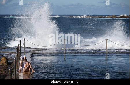 (180515) -- SYDNEY, 15. Mai 2018 -- Models präsentieren Kreationen von Emilia Wickstead während der Mercedes-Benz Fashion Week Australia am Coogee Beach in Sydney, Australien, am 15. Mai 2018. ) (dtf) AUSTRALIA-SYDNEY-FASHION WEEK-EMILIA WICKSTEAD BaixXuefei PUBLICATIONxNOTxINxCHN Stockfoto