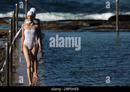 (180515) -- SYDNEY, 15. Mai 2018 -- Models präsentieren Kreationen von Emilia Wickstead während der Mercedes-Benz Fashion Week Australia am Coogee Beach in Sydney, Australien, am 15. Mai 2018. ) (dtf) AUSTRALIA-SYDNEY-FASHION WEEK-EMILIA WICKSTEAD BaixXuefei PUBLICATIONxNOTxINxCHN Stockfoto