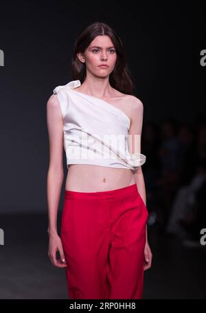 (180515) -- SYDNEY, 15. Mai 2018 -- Ein Modell präsentiert eine Kreation von Pereira Fitzgerald während der Mercedes-Benz Fashion Week Australia in Sydney, Australien, 15. Mai 2018. ) (dtf) AUSTRALIEN-SYDNEY-FASHION WEEK ZhuxHongye PUBLICATIONxNOTxINxCHN Stockfoto