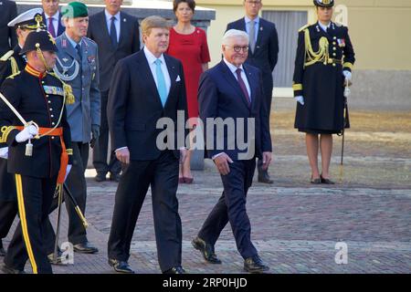 (180515) -- DEN HAAG, 15. Mai 2018 -- DER niederländische König Willem-Alexander (2. R) empfängt am 15. Mai 2018 den deutschen Präsidenten Frank-Walter Steinmeier (1. R) im Noordeinde-Palast in den Haag, Niederlande. ) (dtf) NIEDERLÄNDISCH-HAAG-DEUTSCHER PRÄSIDENT-BESUCH SylviaxLederer PUBLICATIONxNOTxINxCHN Stockfoto