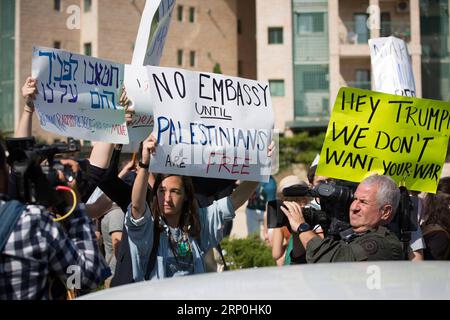 (180515) -- PEKING, 15. Mai 2018 -- Menschen protestieren am 14. Mai 2018 gegen die neue US-Botschaft in Jerusalem. (zf) Xinhua-Schlagzeilen: US-Botschaft nach Jerusalem verlegt verschärft Mideast-Chaos GuoxYu PUBLICATIONxNOTxINxCHN Stockfoto