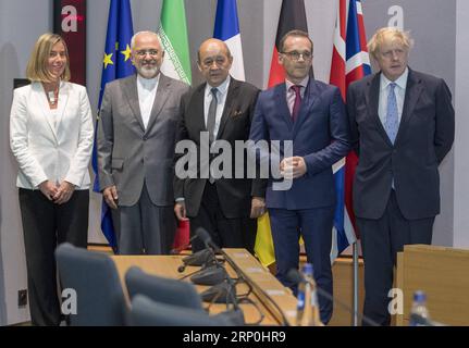 (180515) -- BRÜSSEL, 15. Mai 2018 -- hohe Vertreterin der Außen- und Sicherheitspolitik Federica Mogherini, iranischer Außenminister Mohammad Javad Zarif, französischer Außenminister Jean-Yves Le Drian, Außenminister Deutschlands Heiko Maas und britischer Außenminister Boris Johnson (von L bis R) Teilnahme an einer Sitzung am EU-Hauptsitz in Brüssel, Belgien, am 15. Mai 2018. Die europäischen Top-Diplomaten stimmten am Dienstag zu, das bahnbrechende Atomabkommen mit dem Iran zu verfolgen, obwohl US-Präsident Donald Trump letzte Woche beschlossen hatte, sich zurückzuziehen, teilte Federica Mogherini den Reportern am Dienstag mit. B Stockfoto