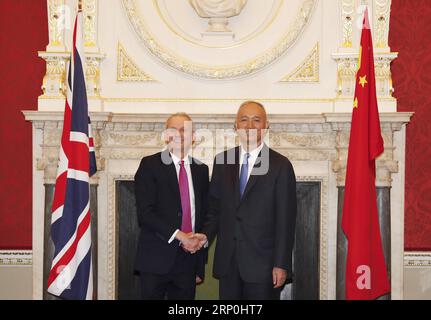 (180515) -- LONDON, 15. Mai 2018 -- Cai Qi (R), Mitglied des Politischen Büros des Zentralkomitees der Kommunistischen Partei Chinas (CPC) und Sekretär des Kommunistischen Komitees der Kommunistischen Partei Chinas (CPC) in Peking, trifft sich mit dem britischen Minister David Lidington, Minister im Kabinett, am 14. Mai 2018 in London, Großbritannien. Cai Qi schloss am Dienstag seine fünftägige Reise nach Großbritannien ab. ) GROSSBRITANNIEN-LONDON-CAI QI-KABINETTBÜRO MINISTERTREFFEN HANXYAN PUBLICATIONXNOTXINXCHN Stockfoto