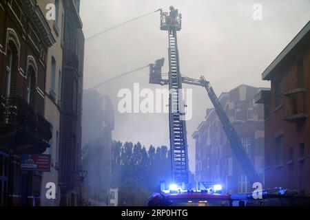 (180515) -- BRÜSSEL, 15. Mai 2018 -- Feuerwehrleute versuchen, das Feuer eines kommunalen Lagerhauses in Brüssel, Belgien, am 15. Mai 2018 zu löschen. Das Lager, in dem Kunststoff und Holz gelagert werden, wurde nach Angaben der Brüsseler Feuerwehr vollständig zerstört. Es wurden keine Todesfälle gemeldet. ) BELGIUM-BRUSSELS-FIRE YexPingfan PUBLICATIONxNOTxINxCHN Stockfoto