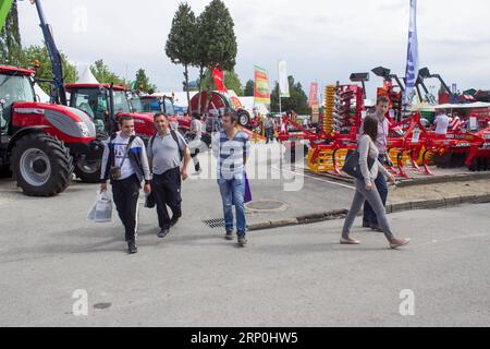 (180515) -- NOVI SAD (SERBIEN), 15. Mai 2018 -- Menschen besuchen die Landwirtschaftsmesse Novi Sad in Novi Sad, Serbien, am 15. Mai 2018. Die Messe mit über 1.500 Ausstellern aus 30 Ländern und Regionen wurde am Dienstag eröffnet und dauert bis zum 21. Mai. ) SERBIEN-NOVI SAD-LANDWIRTSCHAFTSMESSE NemanjaxCabric PUBLICATIONxNOTxINxCHN Stockfoto