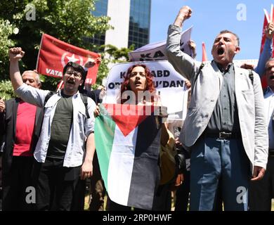 (180515) -- ISTANBUL, 15. Mai 2018 -- Menschen protestieren vor dem israelischen Konsulat in Istanbul, Türkei, am 15. Mai 2018. In einigen Teilen der Türkei wurden am Dienstag Proteste über die Ermordung von mindestens 61 Palästinensern durch israelische Streitkräfte während Massendemonstrationen organisiert, die einen Tag zuvor im Gazastreifen gegen die Eröffnung der US-Botschaft in Jerusalem stattfanden. ) TÜRKEI-ISTANBUL-ISRAELISCHES KONSULAT-PROTEST HexCanling PUBLICATIONxNOTxINxCHN Stockfoto