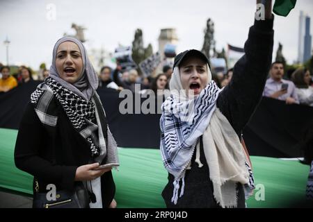 (180516) -- CHICAGO, 16. Mai 2018 -- Menschen schreien Parolen während eines Protestes im Grant Park in Chicago, USA, am 15. Mai 2018. Mehrere hundert palästinensische Amerikaner und ihre Unterstützer haben sich am Dienstag hier versammelt, um gegen die Eröffnung der US-Botschaft in Jerusalem zu protestieren und die jüngste Gewalt der israelischen Streitkräfte in Gaza anzuprangern. (ly) U.S.-CHICAGO-PALESTINIAN-PROTEST WangxPing PUBLICATIONxNOTxINxCHN Stockfoto