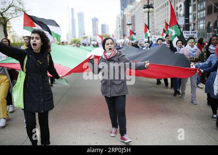 (180516) -- CHICAGO, 16. Mai 2018 -- Menschen schreien Parolen während eines Protestes im Grant Park in Chicago, USA, am 15. Mai 2018. Mehrere hundert palästinensische Amerikaner und ihre Unterstützer haben sich am Dienstag hier versammelt, um gegen die Eröffnung der US-Botschaft in Jerusalem zu protestieren und die jüngste Gewalt der israelischen Streitkräfte in Gaza anzuprangern. (ly) U.S.-CHICAGO-PALESTINIAN-PROTEST WangxPing PUBLICATIONxNOTxINxCHN Stockfoto