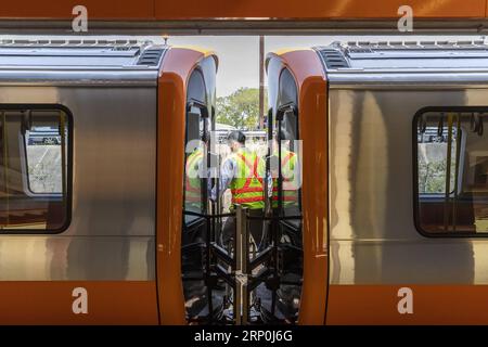 (180516) -- BOSTON, 16. Mai 2018 -- Ein neuer Zug der Orange Line, hergestellt von China Railway Rolling Stock Corporation (CRRC), wird am 15. Mai 2018 auf Wellington Yard in Medford, einem Wohn- und Industrievorort von Boston, den Vereinigten Staaten, abgebildet. Neue U-Bahn-Autos, die von CRRC entworfen und hergestellt werden, werden Tests unterzogen und werden bereit sein, Passagiere in Boston bis Ende 2018 aufzunehmen, sagten lokale Beamte am Dienstag. )(yy) U.S.-BOSTON-CRRC-NEW TRAIN LIxMUZI PUBLICATIONxNOTxINxCHN Stockfoto