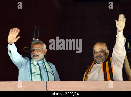 (180516) -- NEW DEHLI, 16. Mai 2018 -- der indische Premierminister Narendra Modi (L) und der Präsident der Bharatiya Janata Party (BJP) Amit Shah haben am 15. Mai 2018 im BJP-Hauptquartier in Neu-Delhi Medien angerufen. Indiens südlicher Bundesstaat Karnataka, in dem die Stimmenauszählung fast in den letzten Runden liegt, war auf dem Weg zu einer Versammlung, in der keine politische Partei die Halbzeit von 112 erreicht. Die wichtigste Regierungspartei des Landes, die BJP, hat sich als die größte Einzelpartei herausgebildet, da sie voraussichtlich fast 104 Wahlkreise gewinnen wird, während ihr Hauptrivale, der Indische Nationalkongress (INC), mit W rechnen wird Stockfoto