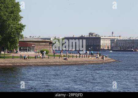 (180516) -- ST. PETERSBURG, 16. Mai 2018 -- Menschen ruhen sich am Strand der Peter-und-Paul-Festung in St. Petersburg, Russland, am 14. Mai 2018. ) (dtf) RUSSLAND-ST. PETERSBURG-BLICK LuxJinbo PUBLICATIONxNOTxINxCHN Stockfoto