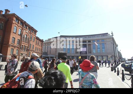 (180516) -- ST. PETERSBURG, 16. Mai 2018 -- Leute kommen an der Galeria Shopping Mall in St. Petersburg, Russland, am 14. Mai 2018. ) (dtf) RUSSLAND-ST. PETERSBURG-BLICK LuxJinbo PUBLICATIONxNOTxINxCHN Stockfoto