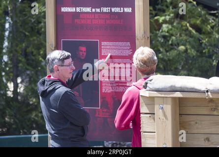 (180516) -- TORONTO, 16. Mai 2018 -- Menschen besuchen das Bethune Memorial House in Gravenhurst, Ontario, Kanada, 16. Mai 2018. Das kanadische Bethune Memorial House machte den Eintritt für Jugendliche bis 17 Jahre ab Mittwoch, dem ersten Tag der Eröffnung im Jahr 2018, frei. CANADA-ONTARIO-GRAVENHURST-BETHUNE MEMORIAL HOUSE ZOUXZHENG PUBLICATIONXNOTXINXCHN Stockfoto