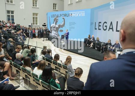 (180516) -- ST. PETERSBURG, 16. Mai 2018 -- der russische Premierminister Dmitri Medwedew (C, zurück) spricht im St. Petersburg International Legal Forum in St. Petersburg, Russland, 16. Mai 2018. Die russische Gesetzgebung kann Transaktionen im digitalen Umfeld nicht länger ignorieren, und das parlament arbeitet an rechtlich strengen Konzepten von digitalem Geld und digitalen Rechten, sagte Medwedew auf der St. Petersburg International Legal Forum am Mittwoch.) RUSSLAND-ST. PETERSBURG-PM-DIGITAL TRANSACTIONS IrinaxMotina PUBLICATIONxNOTxINxCHN Stockfoto