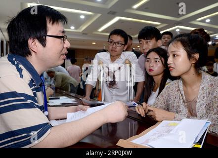 (180517) -- XI AN, 17. Mai 2018 -- Menschen fragen nach Informationen während einer Behindertenmesse in Xi an, Hauptstadt der nordwestchinesischen Provinz Shaanxi, 17. Mai 2018. Am Donnerstag fand hier eine Fachmesse für Behinderte statt, auf der 685 freie Stellen und 185 freie Ausbildungschancen angeboten wurden. ) (Zwx) CHINA-SHAANXI-JOBMESSE FÜR BEHINDERTE (CN) LiuxXiao PUBLICATIONxNOTxINxCHN Stockfoto