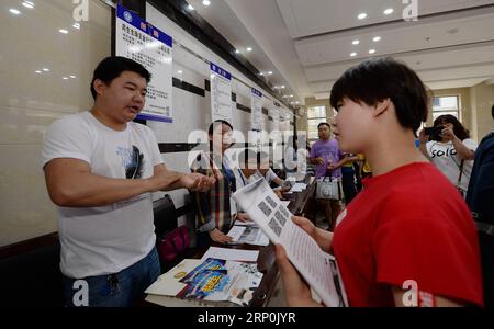 (180517) -- XI AN, 17. Mai 2018 -- Ein Gebärdensprachübersetzer stellt Jobinformationen für einen Jobjäger während einer Jobmesse für Behinderte in Xi an, Hauptstadt der nordwestchinesischen Provinz Shaanxi, am 17. Mai 2018 vor. Am Donnerstag fand hier eine Fachmesse für Behinderte statt, auf der 685 freie Stellen und 185 freie Ausbildungschancen angeboten wurden. ) (Zwx) CHINA-SHAANXI-JOBMESSE FÜR BEHINDERTE (CN) LixYibo PUBLICATIONxNOTxINxCHN Stockfoto