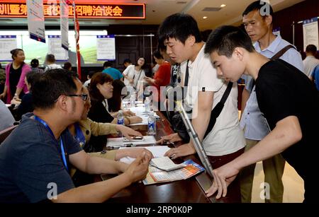 (180517) -- XI AN, 17. Mai 2018 -- Menschen fragen nach Informationen während einer Behindertenmesse in Xi an, Hauptstadt der nordwestchinesischen Provinz Shaanxi, 17. Mai 2018. Am Donnerstag fand hier eine Fachmesse für Behinderte statt, auf der 685 freie Stellen und 185 freie Ausbildungschancen angeboten wurden. ) (Zwx) CHINA-SHAANXI-JOBMESSE FÜR BEHINDERTE (CN) LiuxXiao PUBLICATIONxNOTxINxCHN Stockfoto