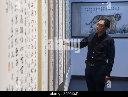 (180517) -- HUICHUN, 17. Mai 2018 -- Xia Xicheng arrangiert Sammlungen in seinem Museum in Huichun, nordöstliche Provinz Jilin, 16. Mai 2018. Der Sammler Xia Xicheng, 68, eröffnete sein eigenes Volksmuseum in Huichun. Das Museum mit einer Fläche von über 30.000 Quadratmetern zeigt mehr als 140.000 Sammlungen von Xia Xicheng. ) (wyo) CHINA-JILIN-COLLECTOR-PRIVATE MUSEUM (CN) XuxChang PUBLICATIONxNOTxINxCHN Stockfoto