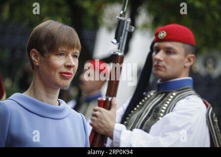 News Bilder des Tages (180517) -- ATHEN, 17. Mai 2018 -- die Estnische Präsidentin Kersti Kaljulaid berichtet vor ihrem Treffen in Athen am 17. Mai 2018 über die Präsidentengarde mit ihrem griechischen Amtskollegen Prokopis Pavlopoulos (unsichtbar). Giorgos Kontarinis) (hy) GRIECHENLAND-ATHEN-ESTLAND-POLITIK MariosxLolos PUBLICATIONxNOTxINxCHN Stockfoto