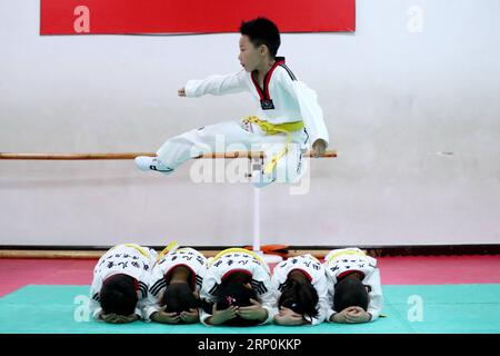 (180518) -- PEKING, 18. Mai 2018 -- Kinder besuchen eine Taekwondo-Klasse im China National Children s Center in Peking, Hauptstadt von China, 17. Mai 2018. ) (wyo) CHINA-BEIJING-CHILDREN-CLASS (CN) ZhangxYuwei PUBLICATIONxNOTxINxCHN Stockfoto