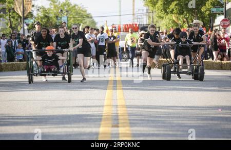 (180518) -- SURREY, 18. Mai 2018 -- Runners treten auf der Straße während des Cloverdale Bed Race in Surrey, Kanada, am 17. Mai 2018 an. Die Leute am Donnerstag haben sich mit ihren modifizierten Bettrahmen zusammengetan und am Cloverdale Bed Race teilgenommen, das seit 41 Jahren wiederkehrt und eine Tradition in der Gemeinschaft geworden ist. ) (ly) CANADA-SURREY-CLOVERDALE BED RACE LiangxSen PUBLICATIONxNOTxINxCHN Stockfoto