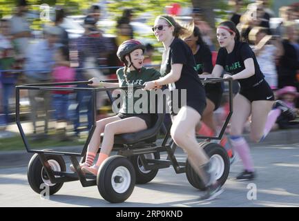 (180518) -- SURREY, 18. Mai 2018 -- Runners Race down the Street während des Cloverdale Bed Race in Surrey, Kanada, 17. Mai 2018. Die Leute am Donnerstag haben sich mit ihren modifizierten Bettrahmen zusammengetan und am Cloverdale Bed Race teilgenommen, das seit 41 Jahren wiederkehrt und eine Tradition in der Gemeinschaft geworden ist. ) (ly) CANADA-SURREY-CLOVERDALE BED RACE LiangxSen PUBLICATIONxNOTxINxCHN Stockfoto