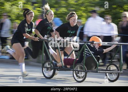 (180518) -- SURREY, 18. Mai 2018 -- Runners Race down the Street während des Cloverdale Bed Race in Surrey, Kanada, 17. Mai 2018. Die Leute am Donnerstag haben sich mit ihren modifizierten Bettrahmen zusammengetan und am Cloverdale Bed Race teilgenommen, das seit 41 Jahren wiederkehrt und eine Tradition in der Gemeinschaft geworden ist. ) (ly) CANADA-SURREY-CLOVERDALE BED RACE LiangxSen PUBLICATIONxNOTxINxCHN Stockfoto