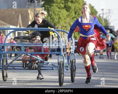 (180518) -- SURREY, 18. Mai 2018 -- Läufer in Kostümen rennen während des Cloverdale Bed Race in Surrey, Kanada, am 17. Mai 2018 die Straße hinunter. Die Leute am Donnerstag haben sich mit ihren modifizierten Bettrahmen zusammengetan und am Cloverdale Bed Race teilgenommen, das seit 41 Jahren wiederkehrt und eine Tradition in der Gemeinschaft geworden ist. ) (ly) CANADA-SURREY-CLOVERDALE BED RACE LiangxSen PUBLICATIONxNOTxINxCHN Stockfoto