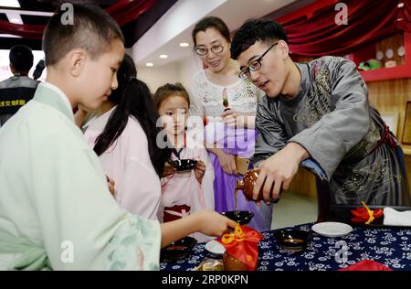 (180518) -- XI AN, 18. Mai 2018 -- Menschen nehmen an einer Party im Shaanxi History Museum in Xi an, Hauptstadt der nordwestchinesischen Provinz Shaanxi, 17. Mai 2018 Teil. Am Freitag findet der Internationale Museumstag statt. ) (Zwx) CHINA-SHAANXI-INTERNATIONAL MUSEUM DAY (CN) LixYibo PUBLICATIONxNOTxINxCHN Stockfoto