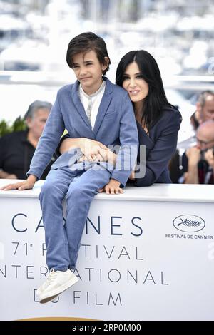 (180518) -- CANNES, 18. Mai 2018 -- Schauspieler Zain Al Rafeea (L) und Regisseurin Nadine Labaki des Films Kapernaum posieren während eines Fotobesuchs des 71. Internationalen Filmfestivals von Cannes in Cannes, Frankreich am 18. Mai 2018. Das 71. Internationale Filmfestival von Cannes findet vom 8. Bis 19. Mai statt. ) (wtc) FRANCE-CANNES-71ST INTERNATIONAL FILM FESTIVAL-CAPERNAUM-PHOTOCALL ChenxYichen PUBLICATIONxNOTxINxCHN Stockfoto