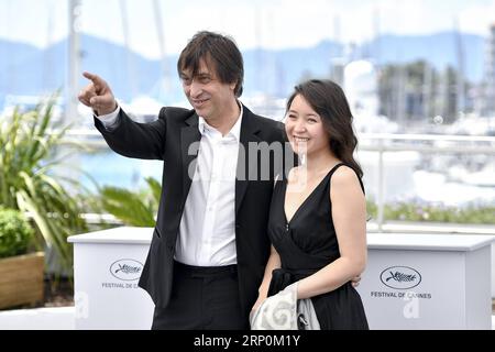 (180518) -- CANNES, 18. Mai 2018 -- Regisseur Sergey Dvortsevoy (L) und Schauspielerin Samal Yeslyamova des Films My Little One posieren bei einem Fototermin des 71. Internationalen Filmfestivals von Cannes in Cannes, Frankreich am 18. Mai 2018. Das 71. Internationale Filmfestival von Cannes findet vom 8. Bis 19. Mai statt. ) (WTC) FRANCE-CANNES-71ST INTERNATIONAL FILM FESTIVAL-MY LITTLE ONE-PHOTOCALL CHENXYICHEN PUBLICATIONXNOTXINXCHN Stockfoto