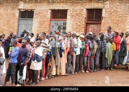 (180518) -- NGOZI (BURUNDI), 18. Mai 2018 -- Menschen stehen in einer Warteschlange, um bei einem Verfassungsreferendum in der Provinz Ngozi, Burundi, am 17. Mai 2018 abzustimmen. Nach dem Ende des Verfassungsreferendums von Burundi am Donnerstag, aber die Zusammenstellung läuft noch vor der Veröffentlichung der vorläufigen Ergebnisse, sagte die wahlkommission des Landes am Freitag. ) BURUNDI-NGOZI-VERFASSUNGSREFERENDUM EvrardxNgendakumana PUBLICATIONxNOTxINxCHN Stockfoto