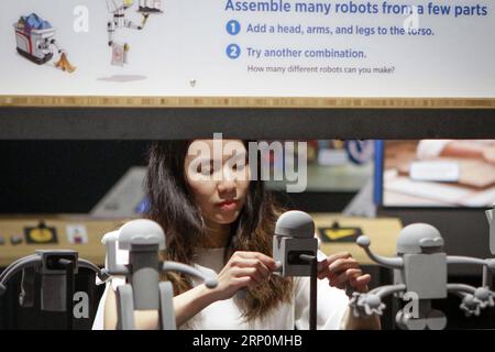 (180519) -- VANCOUVER, 19. Mai 2018 -- Eine Besucherin nimmt an einer interaktiven Ausstellung während ihres Besuchs der Ausstellung Science Behind Pixar in der Science World in Vancouver, Kanada, am 18. Mai 2018 Teil. Die Ausstellung zeigt den Besuchern Kenntnisse der Wissenschaft, Technik, Technik und Mathematik, die bei der Erstellung dieser beliebten Animationsfilme verwendet werden. )(yy) KANADA-VANCOUVER-WISSENSCHAFT HINTER PIXAR Liangxsen PUBLICATIONxNOTxINxCHN Stockfoto