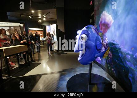 (180519) -- VANCOUVER, 19. Mai 2018 -- Besucher sehen sich eine interaktive Ausstellung an, um mehr über die Verwendung von Lichteffekten während ihres Besuchs der Ausstellung Science Behind Pixar in der Science World in Vancouver, Kanada, am 18. Mai 2018 zu erfahren. Die Ausstellung zeigt den Besuchern Kenntnisse der Wissenschaft, Technik, Technik und Mathematik, die bei der Erstellung dieser beliebten Animationsfilme verwendet werden. )(yy) KANADA-VANCOUVER-WISSENSCHAFT HINTER PIXAR Liangxsen PUBLICATIONxNOTxINxCHN Stockfoto