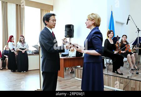 (180519) -- KIEW, 19. Mai 2018 -- der ukrainische Minister für Bildung und Wissenschaft Liliya Grynevych (Front R) verleiht dem chinesischen Botschafter in der Ukraine du Wei eine Auszeichnung des ukrainischen Ministeriums für Bildung und Wissenschaft für seinen Beitrag zur Entwicklung der wissenschaftlichen Zusammenarbeit zwischen den beiden Ländern in Kiew, Ukraine, am 18. Mai 2018. )(Axy) UKRAINE-KIEW-CHINESISCHE BOTSCHAFTERPREIS ChenxJunfeng PUBLICATIONxNOTxINxCHN Stockfoto