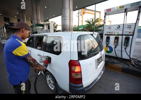(180519) -- , 19. Mai 2018 -- ein Mitarbeiter betankt ein Auto an einer privaten Tankstelle in Myanmar, 19. Mai 2018. Der lokale Treibstoffpreis Myanmars hat den höchsten Rekord erreicht, da sowohl der Treibstoffpreis als auch der Wechselkurs in US-Dollar steigen, berichtete die offizielle The Mirror Daily am Freitag. U Aung) (dtf) MYANMAR--TREIBSTOFFPREIS yangon PUBLICATIONxNOTxINxCHN Stockfoto
