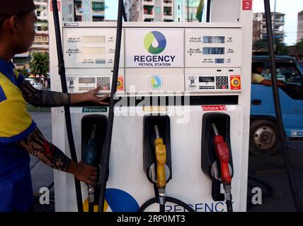 (180519) -- , 19. Mai 2018 -- ein Mitarbeiter betankt ein Auto an einer privaten Tankstelle in Myanmar, 19. Mai 2018. Der lokale Treibstoffpreis Myanmars hat den höchsten Rekord erreicht, da sowohl der Treibstoffpreis als auch der Wechselkurs in US-Dollar steigen, berichtete die offizielle The Mirror Daily am Freitag. U Aung) (dtf) MYANMAR--TREIBSTOFFPREIS yangon PUBLICATIONxNOTxINxCHN Stockfoto
